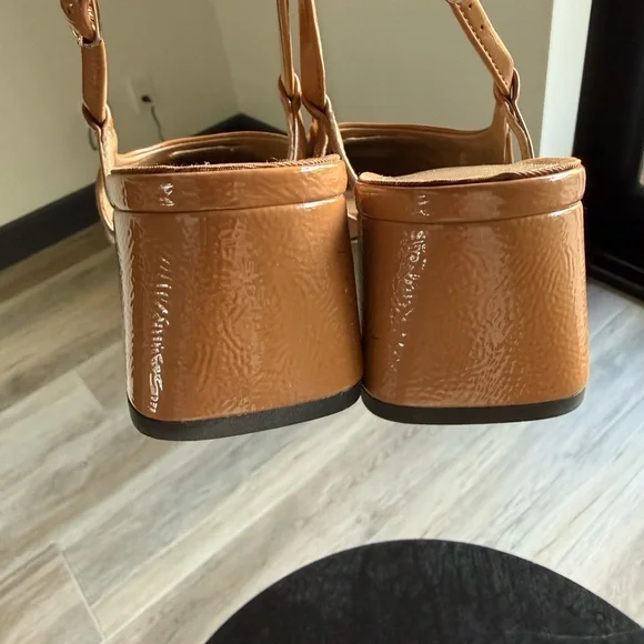 Sam Edelman Tan and Black Slingback Heels - Picture 3 of 9